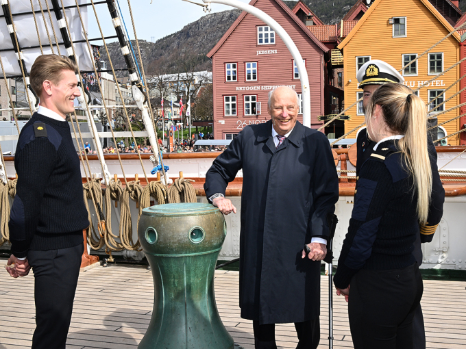 Kong Harald møtte mannskap og forskarar om bord på Statsraad Lehmkuhl. Foto: Sven Gj. Gjeruldsen, Det kongelege hoffet